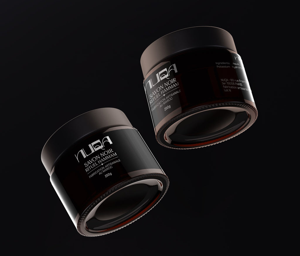 Deux boite de savon noir NUQA sur fond noir 
