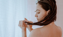 Comment utiliser les huiles essentielles pour hydrater les cheveux secs
