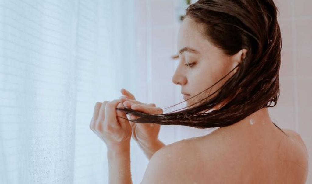 Comment utiliser les huiles essentielles pour hydrater les cheveux secs