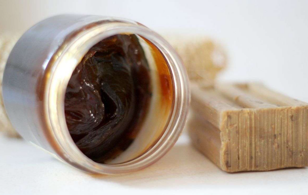 Découvrez les bienfaits et avantages du savon noir (peau et l'environnement)