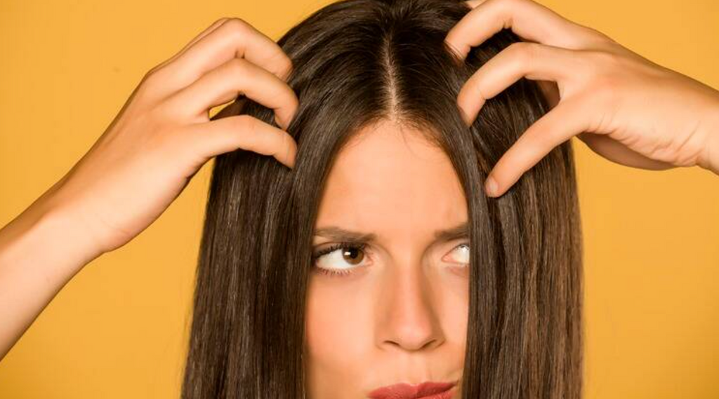 Femme de face se grattant les CHEVEUX