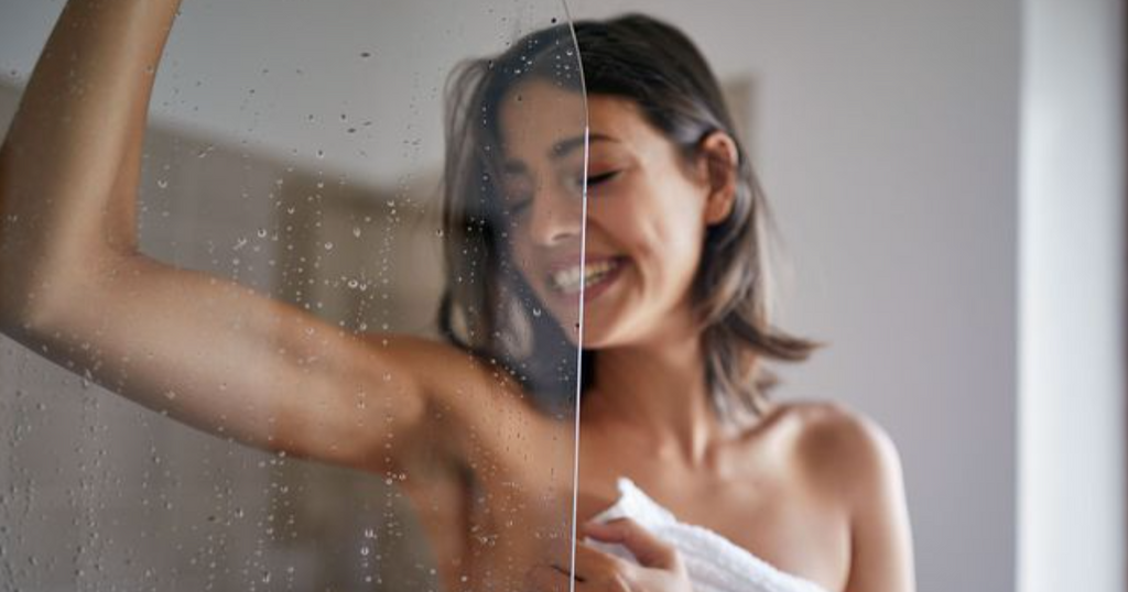 Huile de nigelle: femme sort douche