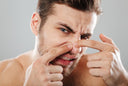 Homme avec points noirs sur le nez