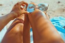 Femme qui bronze ses jambes 