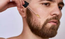 Homme avec BARBE mettant de l'huile de ricin