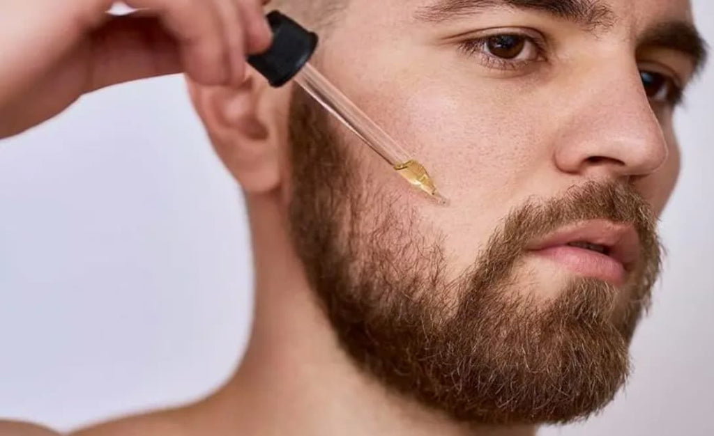 Homme avec BARBE mettant de l'huile de ricin