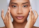 savon solide pour visage, femme de face