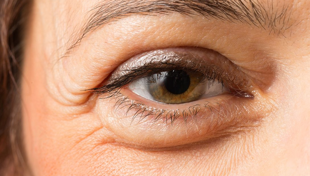 un oeil de femme