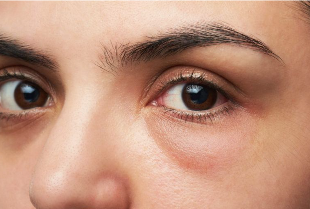 contour des  yeux de femme 