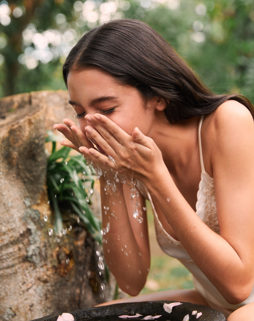 Femme avec de l'eau sur le visage 