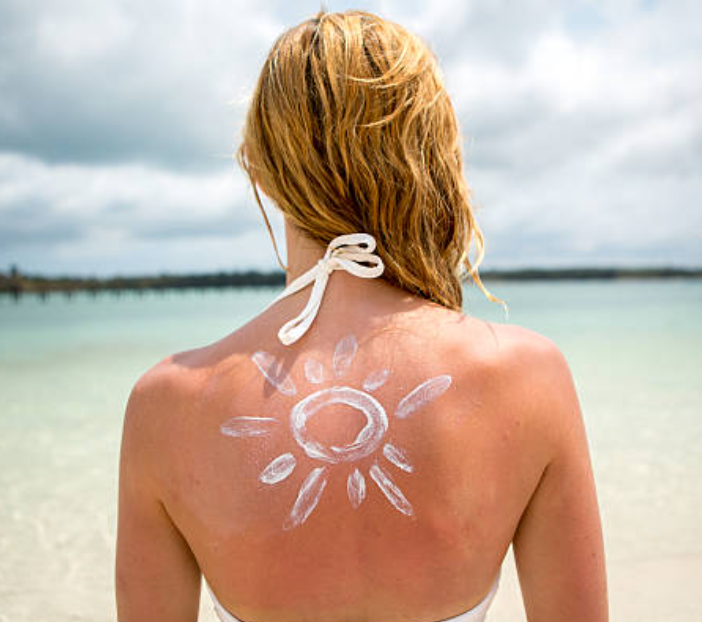 Femme de dos à la plage 