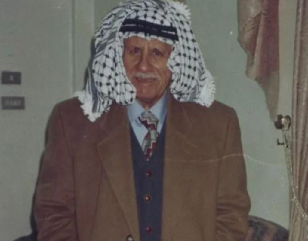 Homme agé portant un keffieh de face 