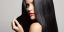 Femme se touchant les cheveux