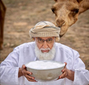 homme avec un récipient remplit de lait de chamelle