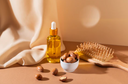 Bouteille d'huile d'argan posé" sur une table avec des noix d'argan et une brosse