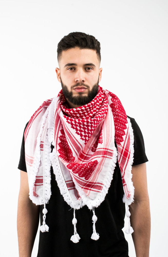 Homme de face portant un keffieh rouge 