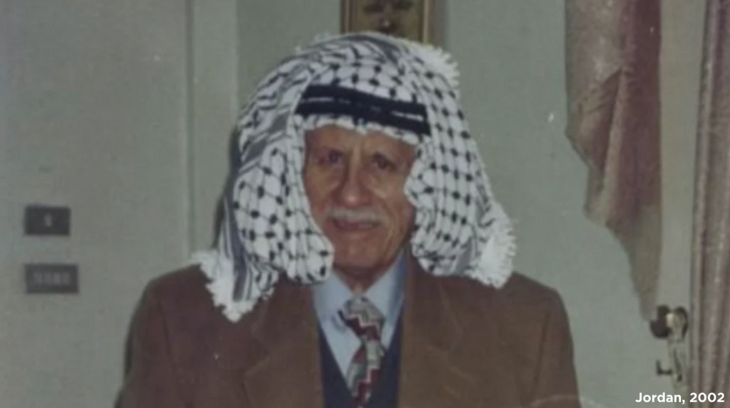 homme portant un keffieh de face 