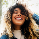 Fille souriant avec des cheveux curly