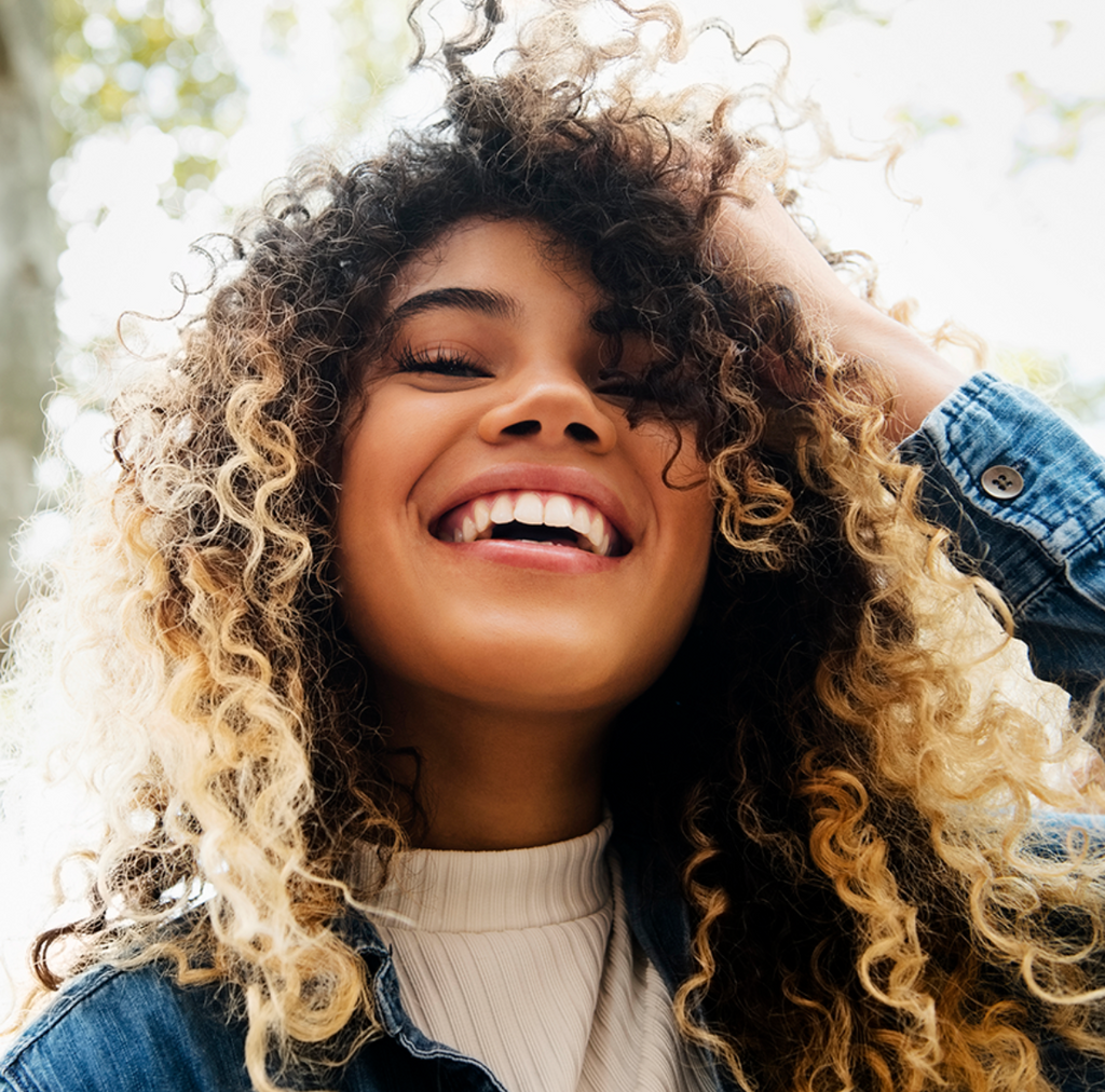 Fille souriant avec des cheveux curly