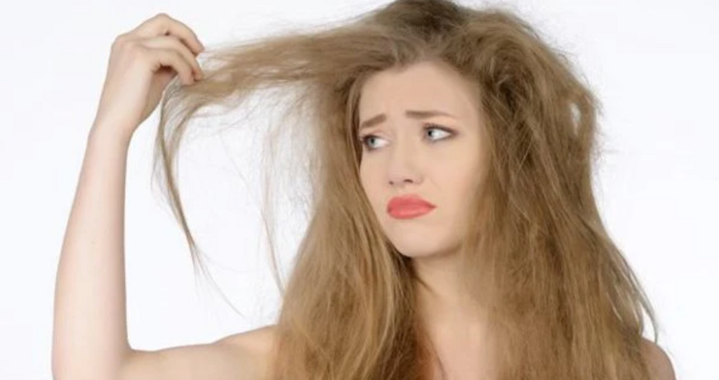femme de face avec cheveux secs