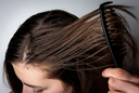 femme se brossant les cheveux 