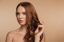 femme de face se touchant les cheveux 