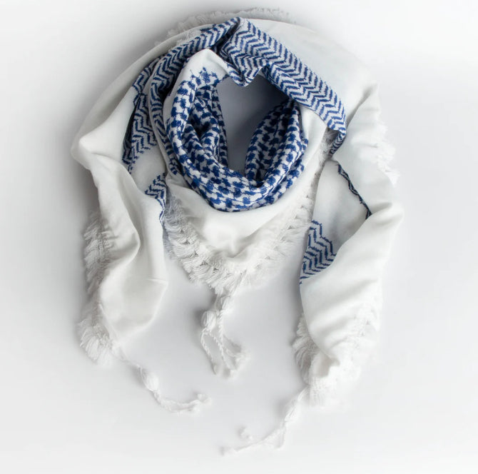 Keffieh bleu et blanc de face sur fond blanc 