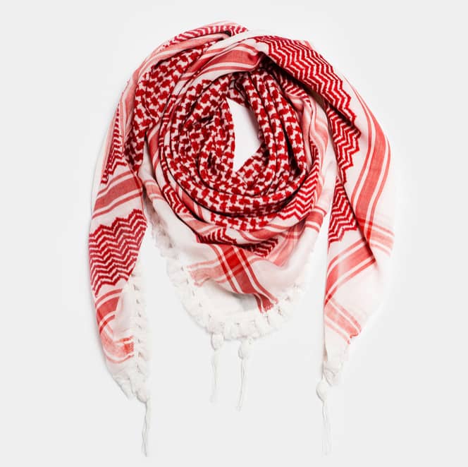 Keffieh rouge et blanc de face sur fond blanc