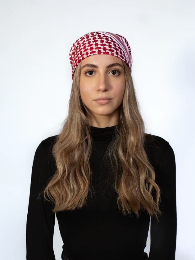 Femme portant un keffieh bandana rouge et blanc de face sur fond blanc