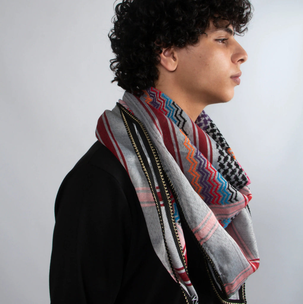 Homme portant un Keffieh multi-couleur de profil