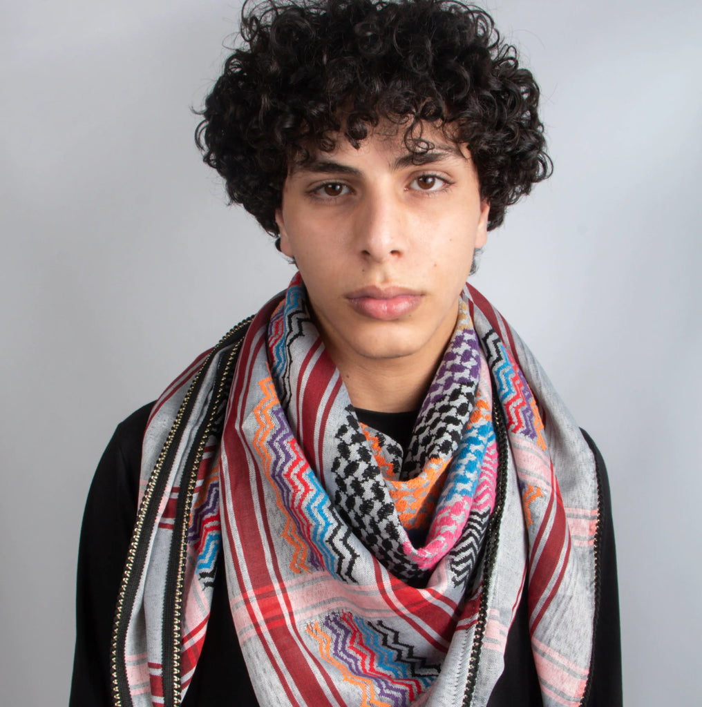 Homme portant un Keffieh multi-couleur de face