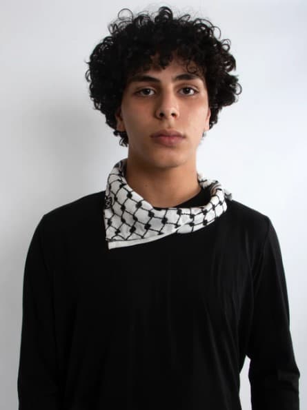 Homme portant un Keffieh Bandana de face sur fond blanc