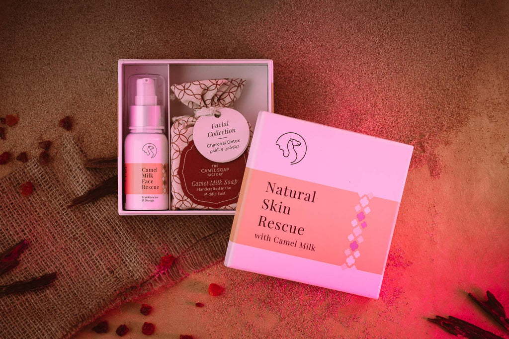 Coffret savon et crème visage sur fond avec du sable 